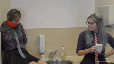 Зависник / врзана и затворена / дама во неволја